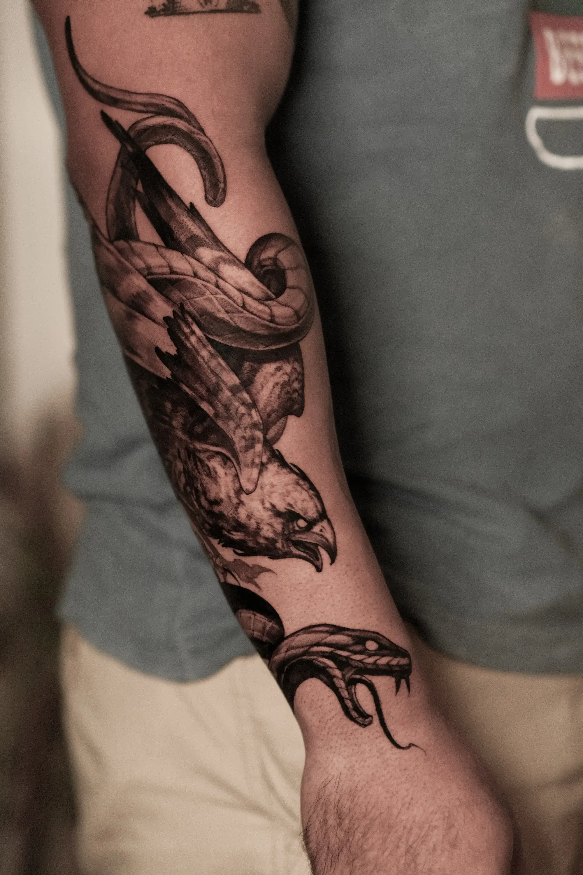 Tatuaje blackwork en antebrazo con composición orgánica