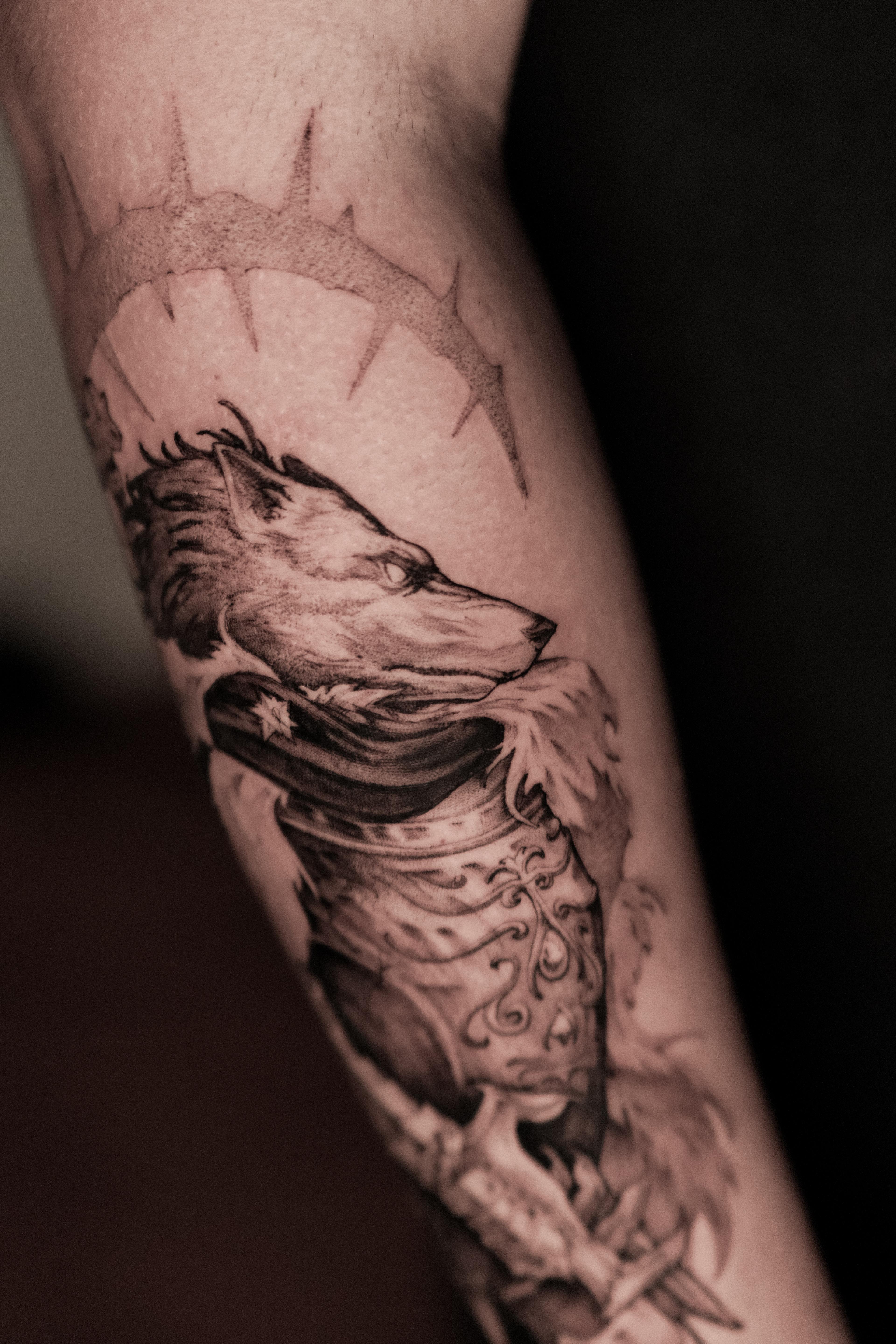 Tatuaje blackwork ilustrativo en pierna con líneas firmes