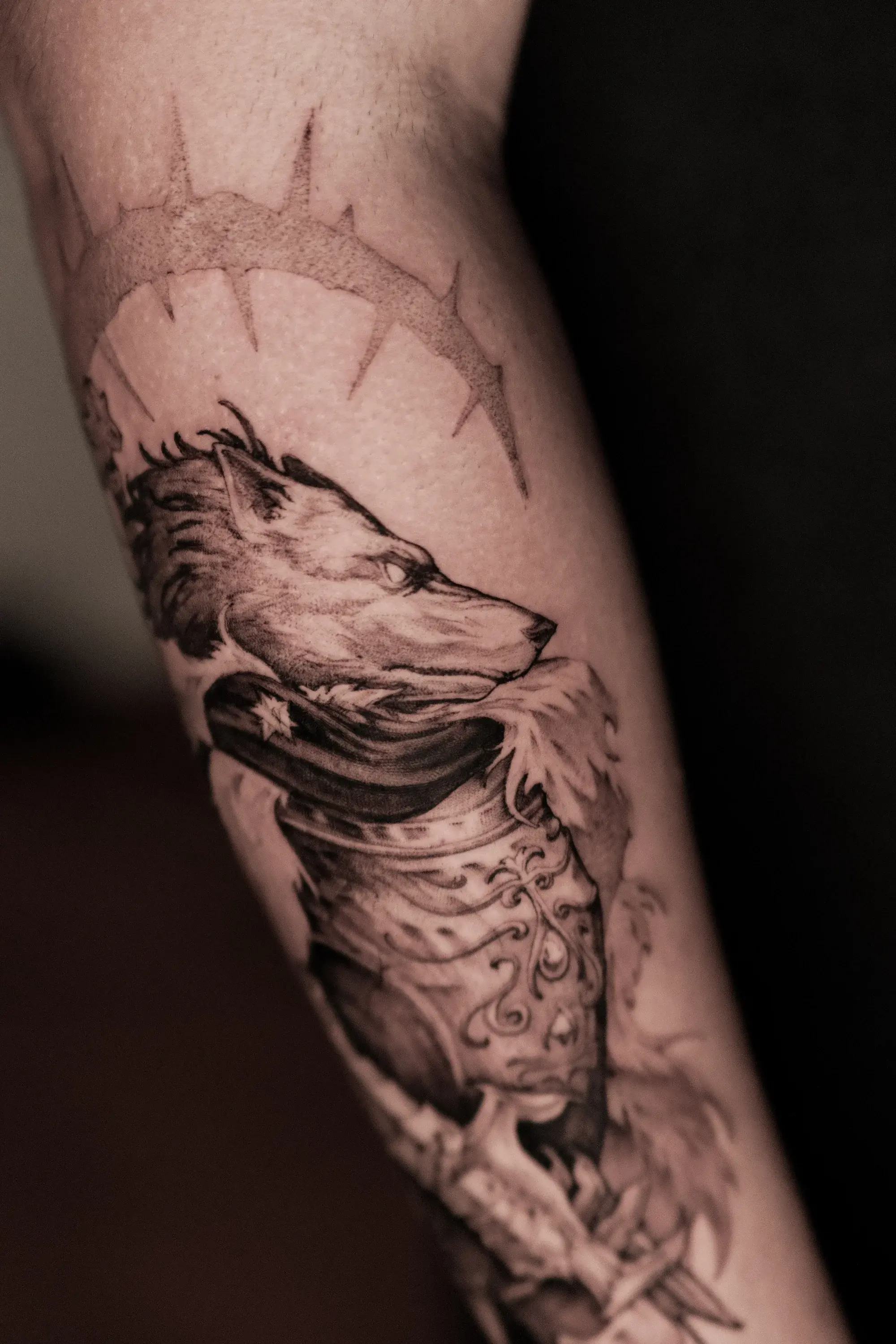 Tatuaje blackwork  illustrative en pierna con líneas firmes