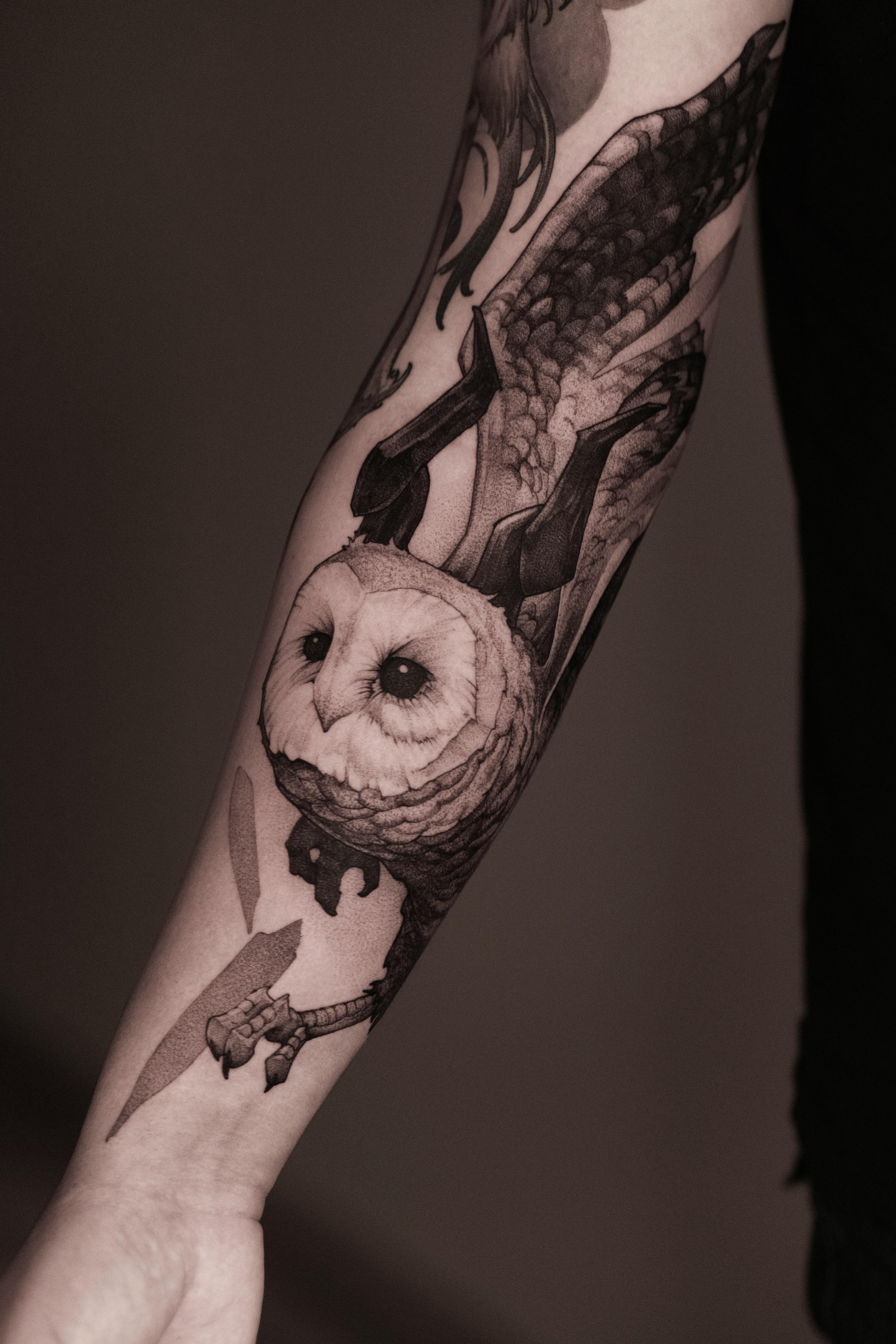 Pieza de blackwork en brazo con contraste alto