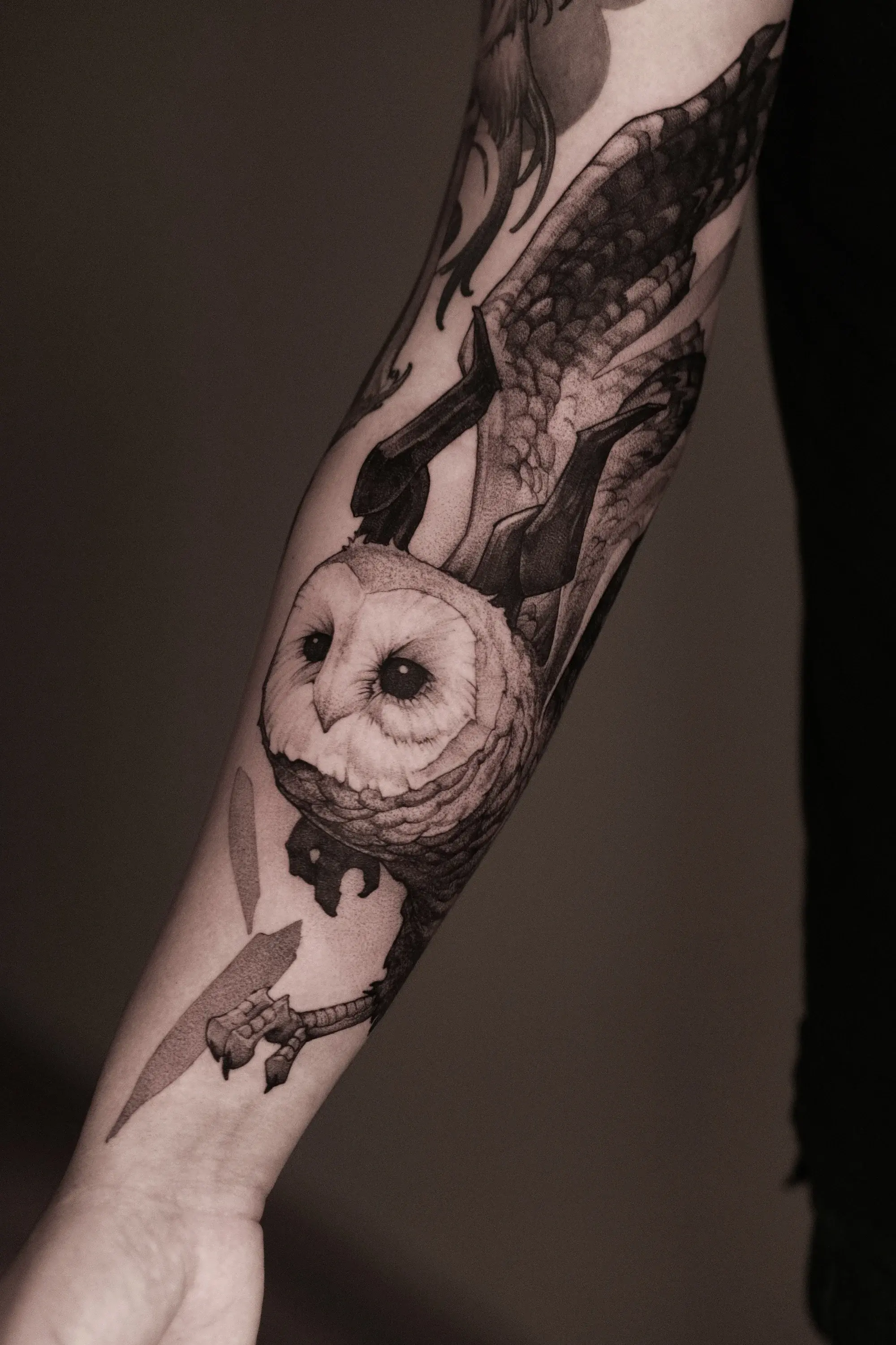 Pieza de blackwork en brazo con contraste alto